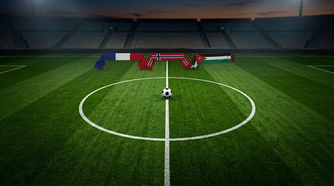 Spielszene mit Ball am Mittelpunkt eines WM-Stadions