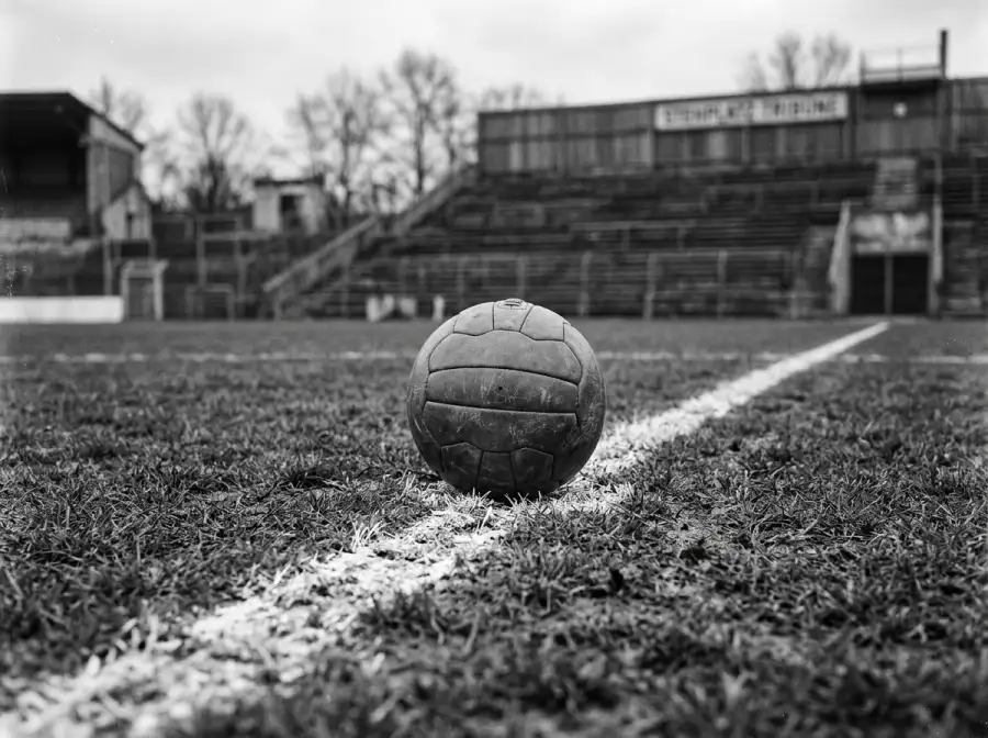 Historisches Schwarz-Weiß-Foto einer österreichischen Nationalmannschaft in klassischen Trikots auf dem Spielfeld